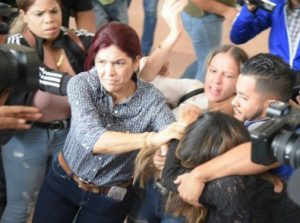 Se entrega mujer acusada de agredir a periodista Deyanira López
