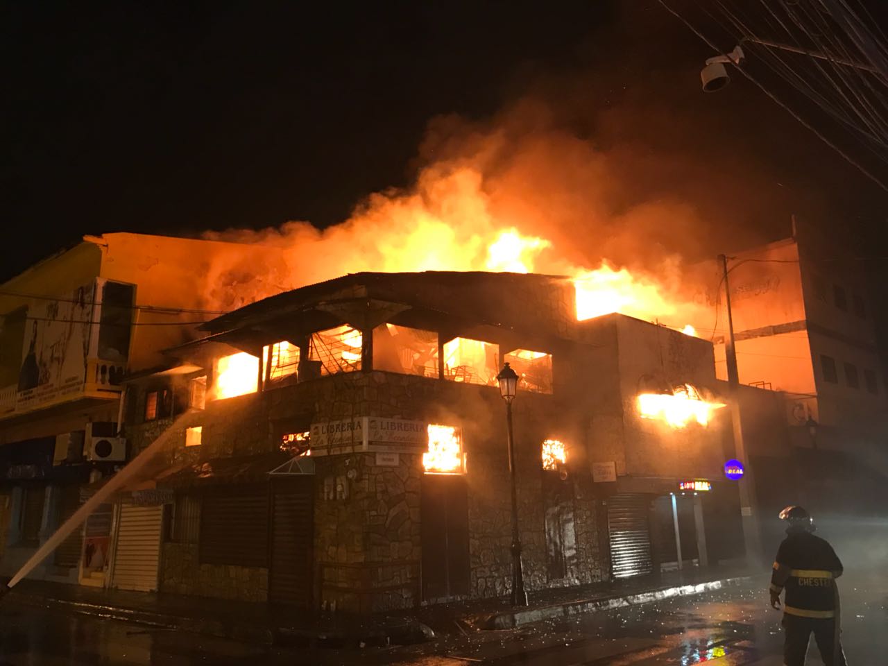 Santiago: Fuego destruye dos librerias tradicionales