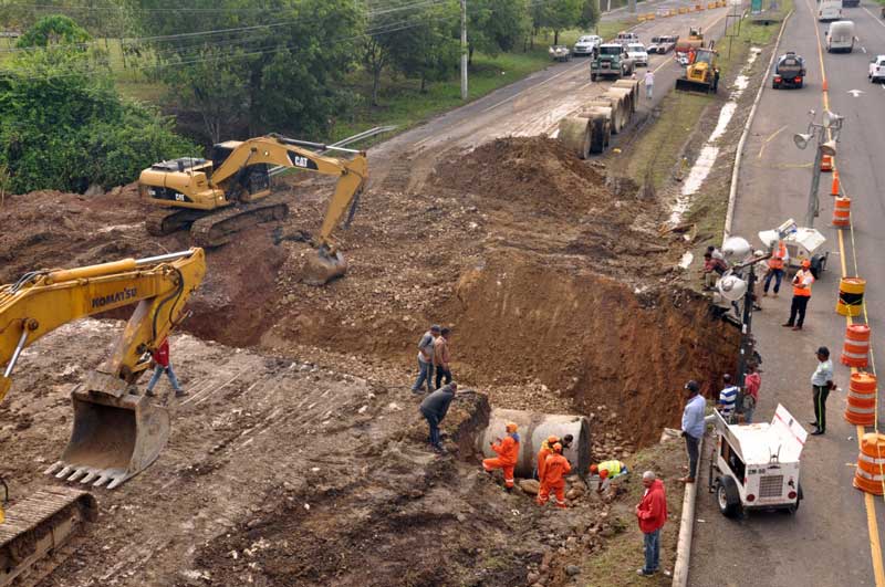 Siguen los trabajos en hundimiento tramo autopista Duarte