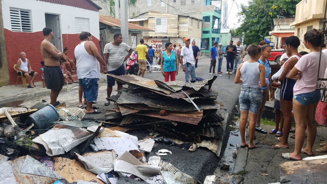 SANTIAGO.-. En menos de 24 horas cinco casas y un taller de ebanistería resultaron destruidos por dos incendios ocurridos en El Ejido y Villa Liberación, La Otra Banda de esta ciudad, donde también un salón de belleza resultó parcialmente afectado, reportó este lunes el Cuerpo Bomberos local. Pasadas las 4:00 de la madrugada de este lunes, un fuego afectó tres casas y un taller de ebanistería en la parte atrás de la calle Proyecto del Ejido de esta ciudad. No se reportaron lesionados. Allí fueron utilizadas seis unidades del organismo de socorro para sofocar las llamas y evitar que se expandieran a otras viviendas. Mientras que la tarde de ayer, otro siniestro ocurrió en Villa Liberación de La Otra Banda, donde dos casas fueron destruidas y un salón de belleza parcialmente afectado, dijo esta mañana el coronel, Alexis Moscat, intendente del Cuerpo de Bomberos. “Las investigaciones sobre las causas que provocaron estos incendios empiezan en breve” señaló Moscat. El pasado sábado otro fuego afectó cuatro locales comerciales y un aparta estudio ubicados en la esquina formada por las calles Vicente Estrella y Mella, en el casco urbano de esta ciudad. Dicho siniestro también se encuentra bajo investigación para determinar las causas.